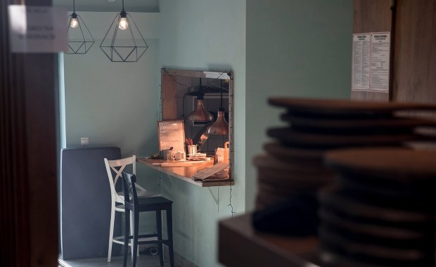 Nie będzie na razie szerokiego otwarcia restauracji w hotelach. Jedzenie tylko na wynos 