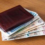 Nie będzie rewolucji w pensji minimalnej. Rząd wycofuje się z planów na zrównanie