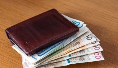 Nie będzie rewolucji w pensji minimalnej. Rząd wycofuje się z planów na zrównanie