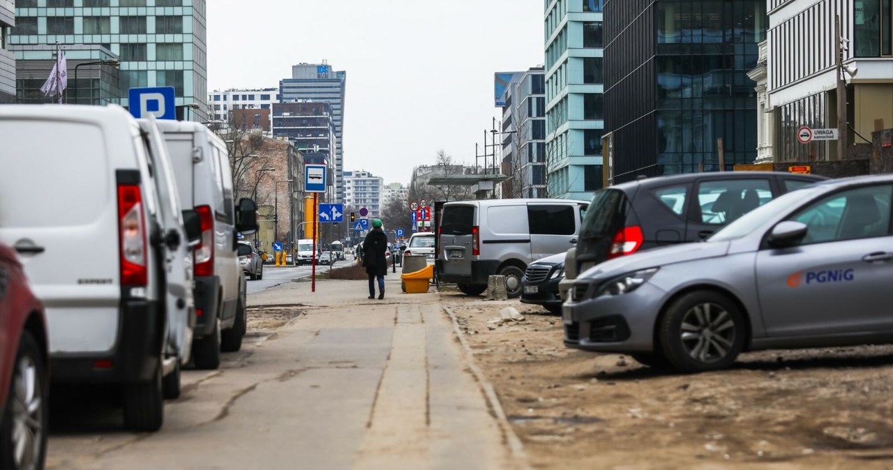 Nie będzie zakazu parkowania na chodnikach. To oficjalne stanowisko Ministerstwa Infrastruktury /Adam Burakowski/REPORTER/East News /Agencja SE/East News