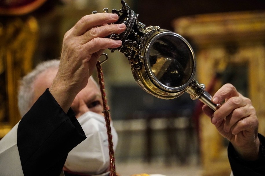 Nie było cudu św. Januarego w Neapolu, dla wiernych to zły znak /CESARE ABBATE /PAP/EPA