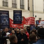 "Nie chcą umierać na kolanach. Pieniądze na papierze". Protest przed ministerstwem