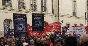 "Nie chcą umierać na kolanach. Pieniądze na papierze". Protest przed ministerstwem