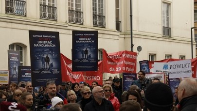 "Nie chcą umierać na kolanach. Pieniądze na papierze". Protest przed ministerstwem