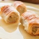 Nie chce ci się smażyć krokietów? Zrób pyszne pieczone naleśniki z mięsem 