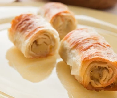 Nie chce ci się smażyć krokietów? Zrób pyszne pieczone naleśniki z mięsem 