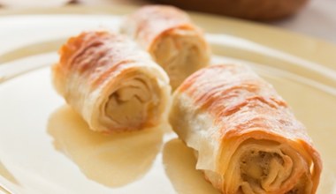 Nie chce ci się smażyć krokietów? Zrób pyszne pieczone naleśniki z mięsem 