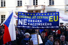 "Nie chcemy iść drogą Orbana lub Kaczyńskiego". Protesty w Pradze 