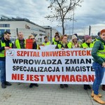 "Nie chcemy już wychodzić na ulicę, chcemy rozmawiać". Protest pielęgniarek w Krakowie