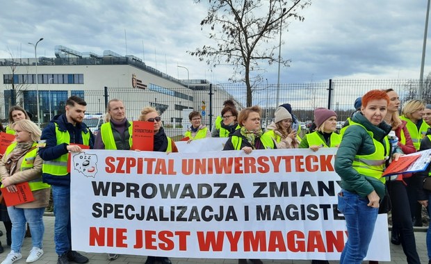 "Nie chcemy już wychodzić na ulicę, chcemy rozmawiać". Protest pielęgniarek w Krakowie
