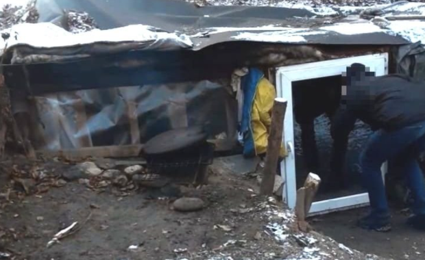 Nie chciał płacić na dzieci. 7 lat ukrywał się w… ziemiance