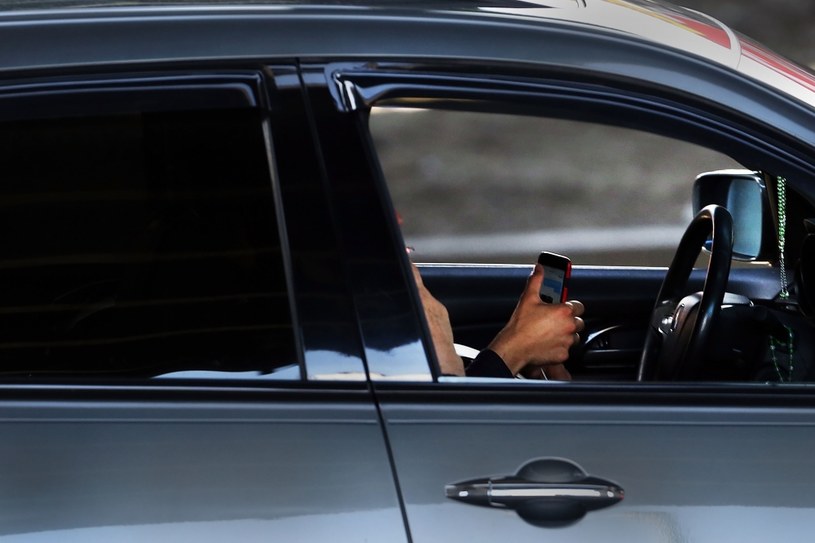 Nie chodzi już tylko o rozmowy, ale smsowanie i surfowanie w czasie jazdy /Getty Images
