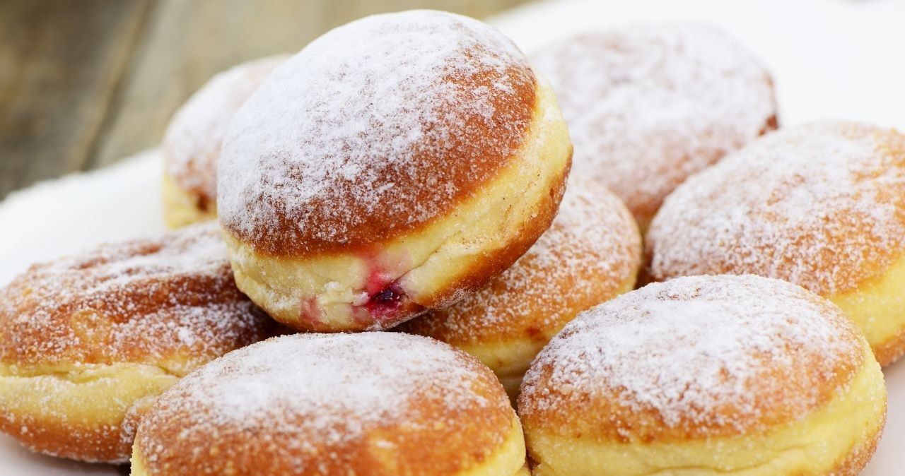 Nie czekaj do Tłustego Czwartku! W Biedronce już teraz pączki za darmo w ramach Festiwalu Słodkości! /adobestock /INTERIA.PL