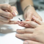 paznokcie Nie czerwień i nie brokat. To najlepszy manicure na święta dla pań po 50-tce