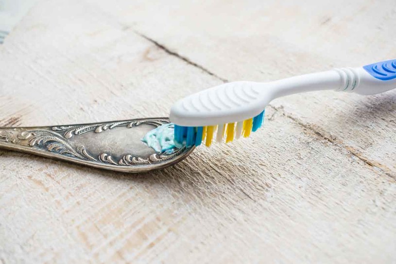 Nie czyść srebra pastą do zębów. Są lepsze sposoby /123RF/PICSEL