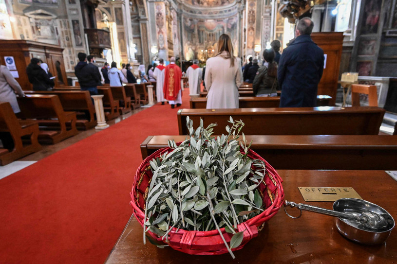 Nie da się ukryć, że kryzys wizerunkowy nie dotknął kościoła katolickiego w Rzymie. Kościoły podczas mszy świętych niejednokrotnie pękają w szwach od wiernych /VINCENZO PINTO /AFP/East News