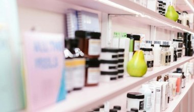 Nie daj się nabrać na etykiety. Tak czytaj składy kosmetyków w minutę