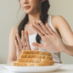 Nie daj się nabrać na produkty "bez glutenu"! Dietetyk wyjaśnia, co naprawdę warto jeść