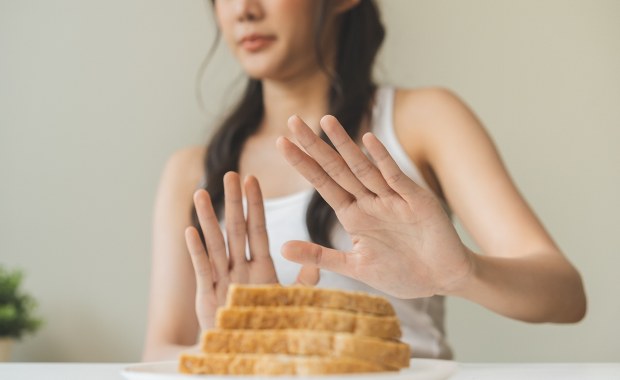 Nie daj się nabrać na produkty "bez glutenu"! Dietetyk wyjaśnia, co naprawdę warto jeść