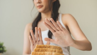 Nie daj się nabrać na produkty "bez glutenu"! Dietetyk wyjaśnia, co naprawdę warto jeść