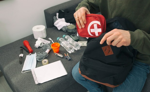 Nie daj się zaskoczyć. MSWiA o zawartości plecaka ewakuacyjnego