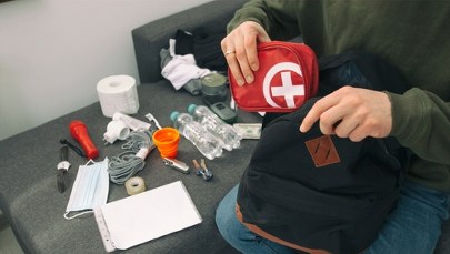 Nie daj się zaskoczyć. MSWiA o zawartości plecaka ewakuacyjnego
