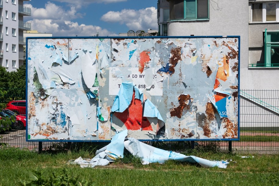 Nie dla "reklamozy i pstrokacizny". Polskie miasto walczy z nielegalnymi banerami