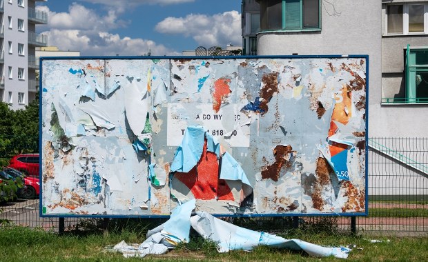 Nie dla "reklamozy i pstrokacizny". Polskie miasto walczy z nielegalnymi banerami