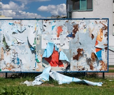 Nie dla "reklamozy i pstrokacizny". Polskie miasto walczy z nielegalnymi banerami