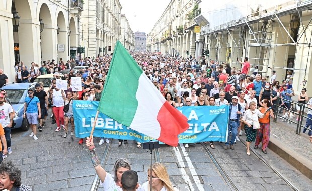 "Nie dla zniewolenia". Protesty we Włoszech przeciwko przepustkom Covid-19