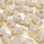 ​Nie dolewaj do ciasta gorącej wody. Zrób to, a uszka więcej się nie rozkleją