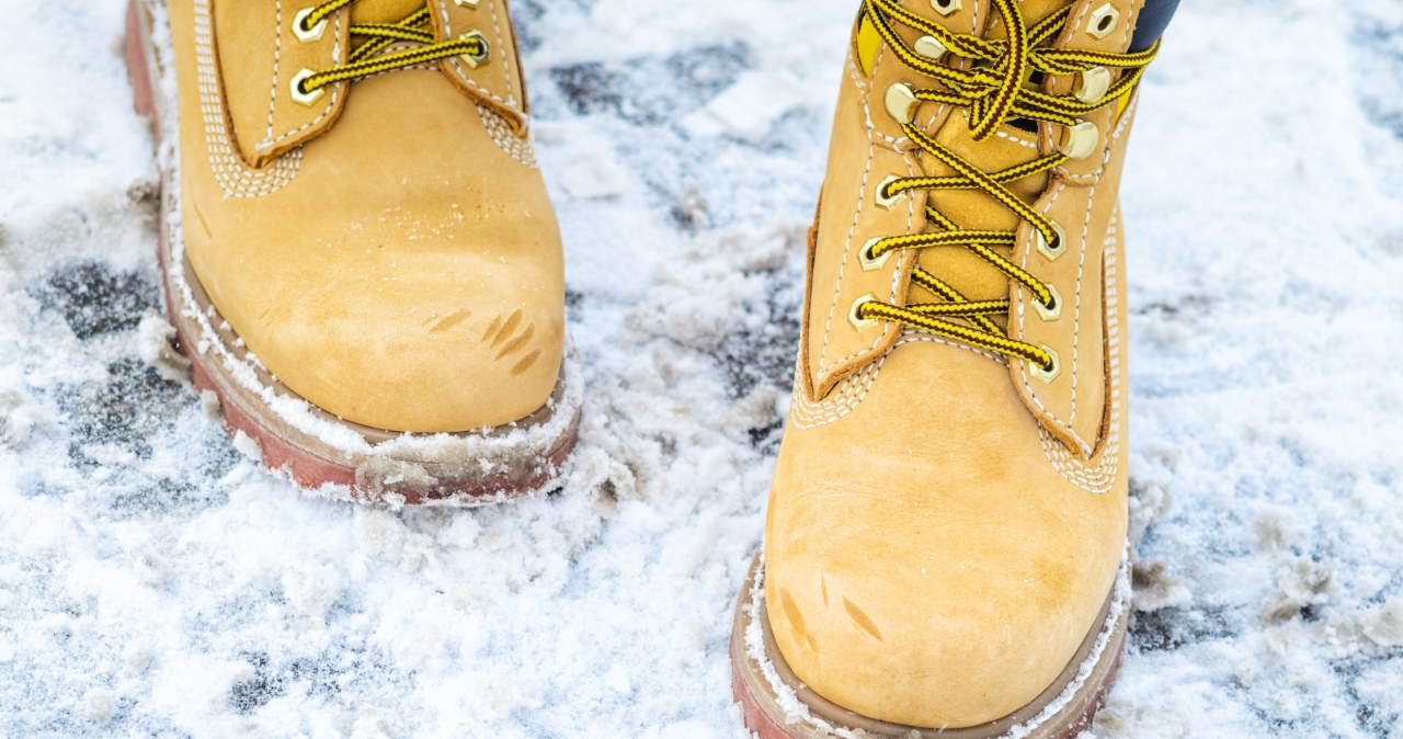 Nie dopuść do przemarznięcia stóp zimą. Prosty trik sprawi, że w butach będzie ci o wiele cieplej /123RF/PICSEL