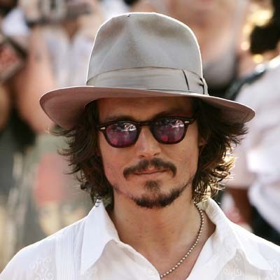 Nie dość, że "Pirat" - to jeszcze "Rozpustnik". Johnny Depp na premierze "Skrzyni umarlaka". /AFP