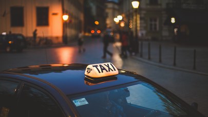 Nie dostał zapłaty za kurs, więc za swoje zakupy zapłacił kartą klienta