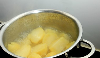 Nie gotuj ziemniaków w wodzie. Zastąp ją tym, a wyjdą dużo smaczniejsze
