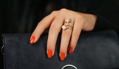 Nie hybryda i nie zwyczajny lakier. Po latach wracają tipsy, czyli paznokcie press on