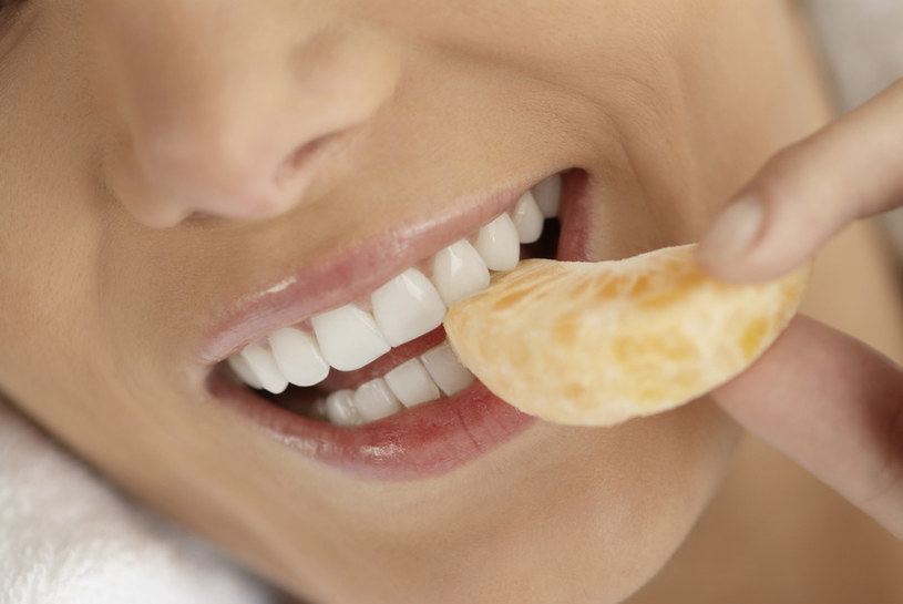 Nie jedz cytrusów, jeśli cierpisz na nadwrażliwość zębów /© Photogenica