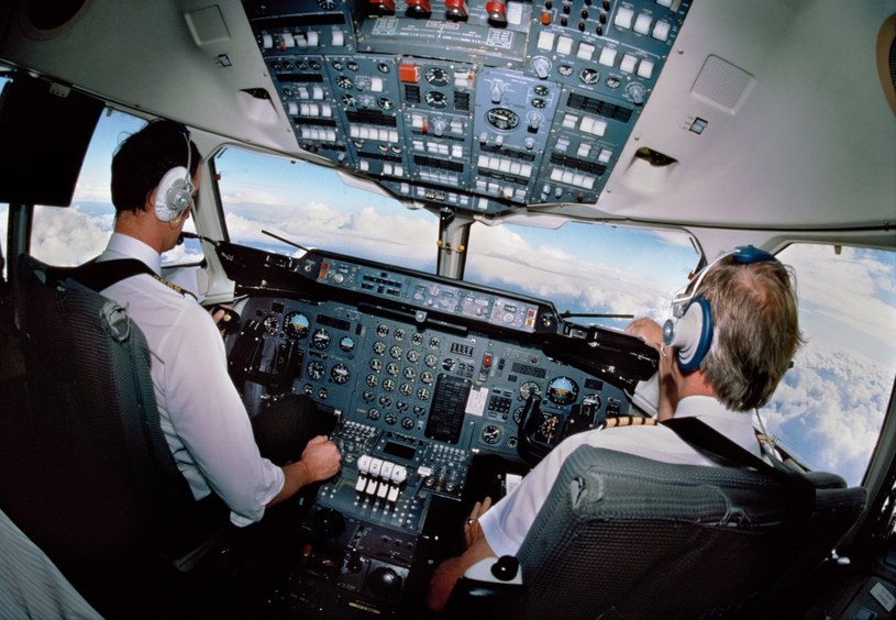 Nie jest prawdą, że samolot na autopilocie doleci na miejsce bez pomocy człowieka... /Getty Images