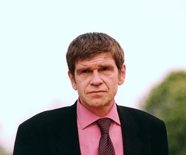 - Nie jestem malowana lala. Ale kiedyś bardzo lubiłem oglądać siebie w telewizji. Byłem skupiony na sobie. Z niepokojem patrzyłem na zegarek, kiedy odleci mój samolot do Los Angeles. Miałem taki jakiś przymus bycia kimś szczególnym. Może dlatego, że w młodości byłem gwiazdą. W podstawówce wygrałem konkurs wiedzy o Leninie, w szkole średniej byłem koszykarzem. Myślałem, że los świata zależy ode mnie - Lech Dyblik przyznawał w rozmowie z PAP.