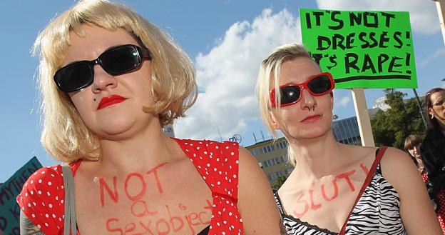 "Nie jestem obiektem seksualnym" - napisała na swoim ciele jedna z uczestniczek Slut Walk w Berlinie /Getty Images/Flash Press Media