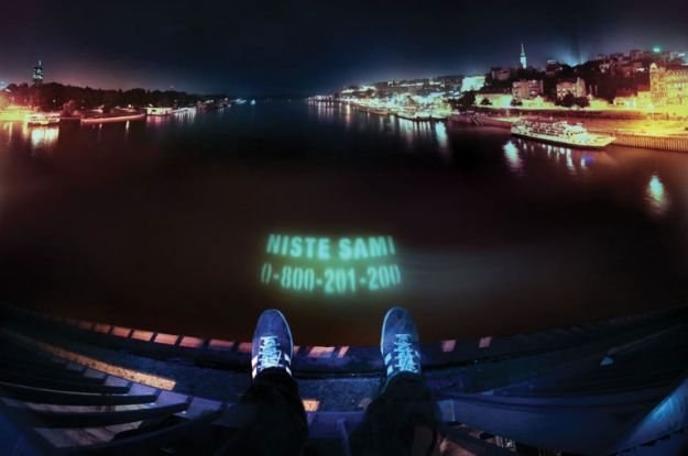 "Nie jesteś sam" - czy ta oryginalna kampania ograniczy liczbę samobójstw /gizmodo.pl