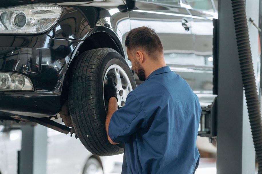 Nie patrz na kalendarz. Termometr powie ci, kiedy zmienić opony