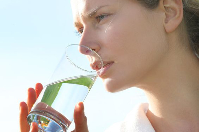 Nie każda woda jest dla ciebie zdrowa. Czytaj etykiety na butelce! /123RF/PICSEL