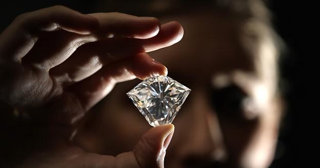 Nie każdy diament daje zyski /AFP