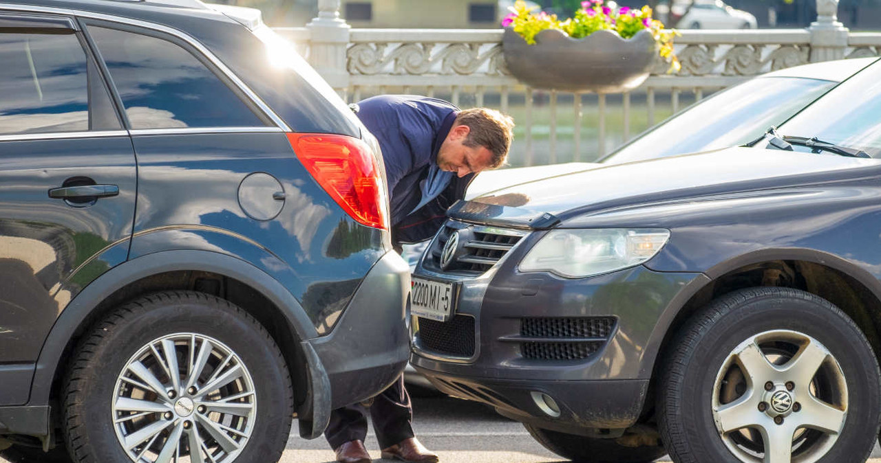 Nie każdy kierowca wie, że wzywając policję do stłuczki naraża się na wysoki mandat /123RF/PICSEL