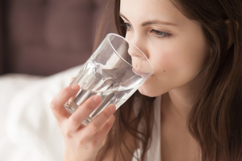Nie każdy musi pić tyle samo wody dziennie. Ilość zależy od indywidualnych uwarunkowań /123RF/PICSEL