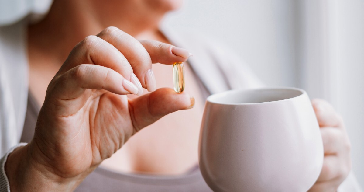 Nie każdy napój nadaje się do popijania leków. Cola, kawa, herbata czy sok grejpfrutowy mogą zmienić ich działanie /123RF/PICSEL