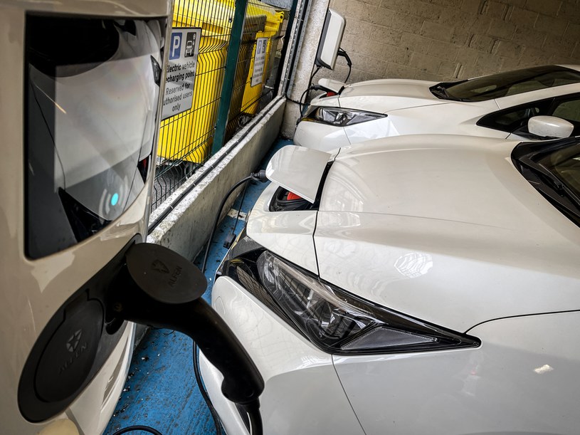 Nie każdy samochód, który można podłączyć do prądu to auto elektryczne. Około połowa "wtyczkowozów" to hybrydy plug-in /Getty Images