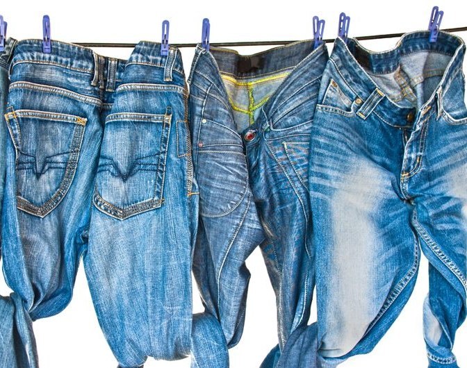 Nie każdy sposób prania i suszenia dżinsów jest jednakowo dobry /123RF/PICSEL