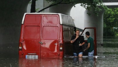 Nie kupuj podtopionych samochodów. Sprawdź, jak je rozpoznać